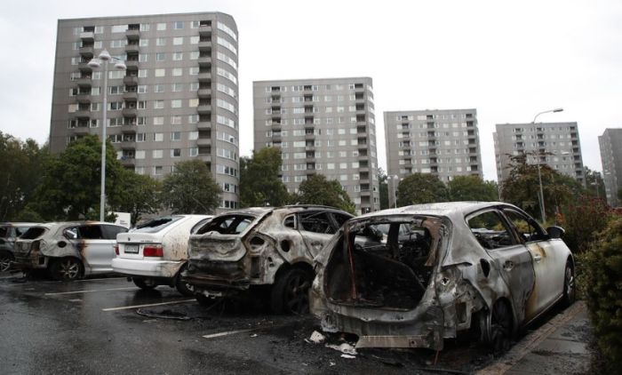 VIDEO: Za jednu noć zapaljeno desetine automobila u Švedskoj