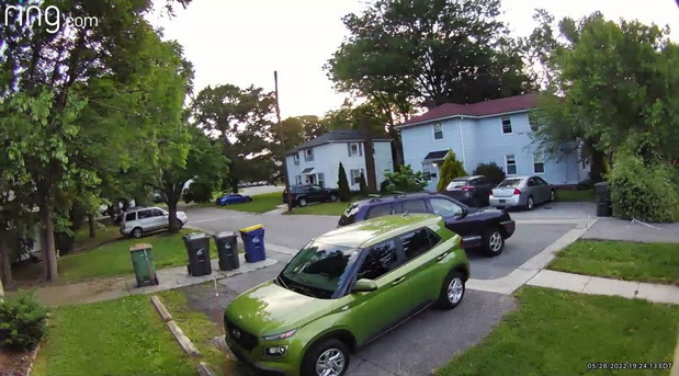 VIDEO: Žena ispala iz vozila pri parking “manevru”