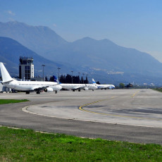 VIŠE OD 200 PUTNIKA ZAROBLJENO NA AERODROMU I TIVTU: Bez klime, uslovi neizdrživi, let za Beograd kasni sedam sati