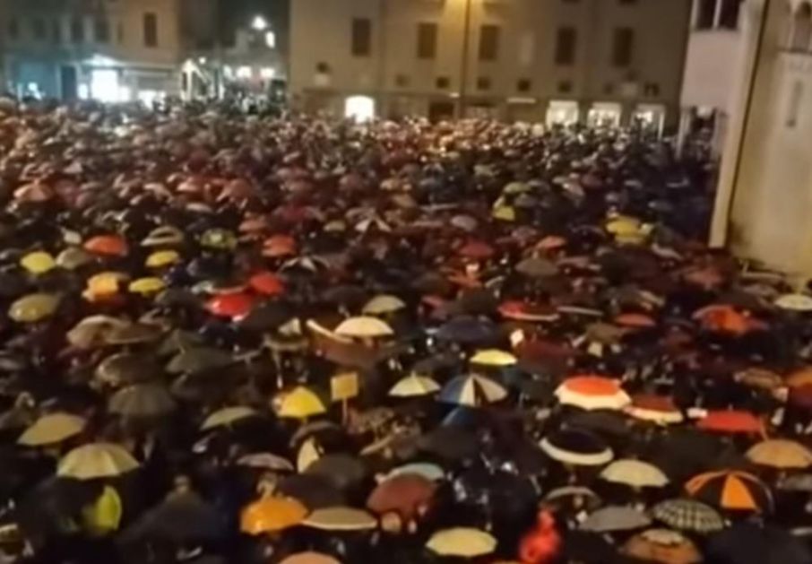 VIŠE OD 6.000 LJUDI NA KIŠI PEVALO HIMNU BELA ĆAO U MODENI: Ovako Italijani poručuju Salviniju da nije dobrodošao
