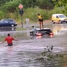 VODA JE BILA LEDENA, NISAM ZNAO GDE SU ŠAHTE Poznati Srbin napadnut jer je spasavao ljude iz potopljenih automobila u Beogradu! (FOTO/VIDEO)