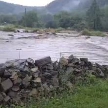 VODA KULJA, SVE JE POPLAVLJENO: Dramatične scene u Istočnoj Srbiji - snažno nevreme izazvalo potop (VIDEO)