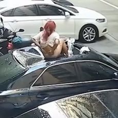 VOĐENJE LJUBAVI DOŽIVELO VRHUNAC: Devojka polugola pala sa terase na automobil - momak bez majice izleteo po nju (VIDEO)