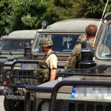 VOJNIK KFORA POKAZAO SRBIMA SREDNJI PRST! Bahati NATO teroriše Srbe na severu Kosova! (FOTO)