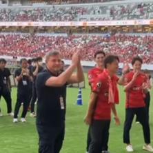 VOLE GA KAO BOGA: Ceo stadion u Japanu se poklonio Piksiju - on im uzvratio divnim rečima (VIDEO)