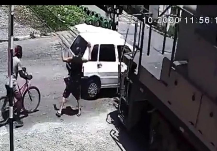 VOZ JE UNIŠTIO KOLA NA PRUŽNOM PRELAZU: Suvozač je bezuspešno pokušao da pomogne Brazilki koja je bila za volanom (VIDEO)
