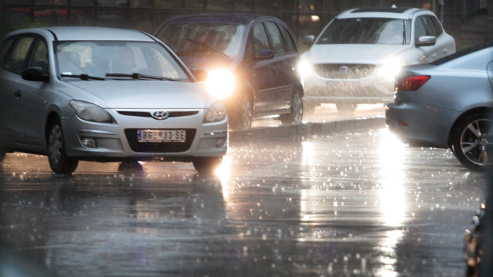 VOZAČI, BUDITE OPREZNI! Kiša otežava saobraćaj: Pažljivo za volanom zbog mokrih kolovoza i smanjene vidljivosti!
