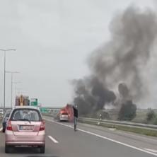VOZAČI OPREZ AKO IDETE KA SURČINU! Automobil u plamenu na sred puta (FOTO) 