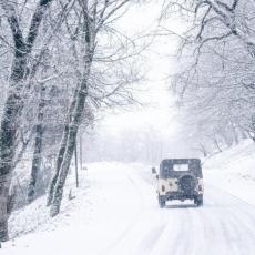 VOZAČI OPREZ! Na put nemojte da krećete bez zimske opreme i lanaca - u okolini Beograda izmena saobraćaja