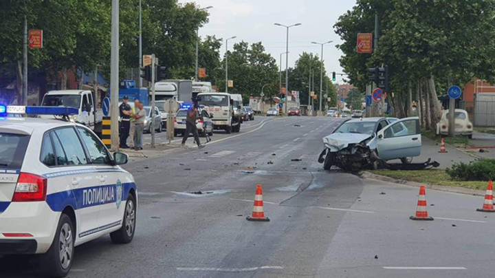VOZILOM SE ZAKUCAO U KAFIĆ - Uhapšen vozač koji je izazvao saobraćajnu nesreću u Zrenjaninu (FOTO+VIDEO)