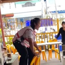 VRATOLOMIJA NA VELIKO: Gušter uleteo u lokal, radnica se umalo prevrnula od straha pa skočila na stolicu (VIDEO)