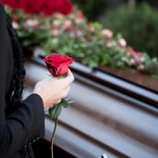 VRBOVALA UDOVCE: Dok su muževi sahranjivali žene, jedna devojka im RADILA morbidne stvari! 