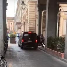 Kidnapovana Srpkinja u Italiji! Pogledajte JEZIV snimak: Šetala gradom, a onda su je otmičari uvukli u kombi (VIDEO)