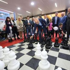 VUČEVIČ OTVORIO SAJAM SPORTA U NOVOM SADU: Odigrao i partiju šaha i stonog tenisa! (FOTO)