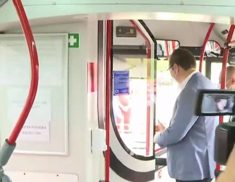 VUČIĆ JE JUTROS UŠAO U OVAJ GSP AUTOBUS PA PRAVAC ZVEČKA: Evo šta se unutra dešavalo (FOTO, VIDEO)