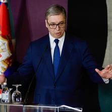 VUČIĆ O INCIDENTU ISPRED SKUPŠTINE: Skandalozno ponašanje poslanice koja je nožem cepala transparent studenata