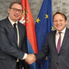 VUČIĆ SUTRA SA VARHEJIJEM: Predsednik Srbije dočekuje evropskog komesara za proširenje