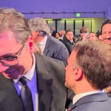 VUČIĆ U BRATSKOM ZAGRLJAJU SA MAKRONOM: Predsednik Srbije otkrio šta je rekao francuskom kolegi (VIDEO)