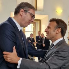 VUČIĆ ZAJEDNO SA MAKRONOM ZA STOLOM: Predsednik dobio počasno mesto na svečanom prijemu (FOTO)