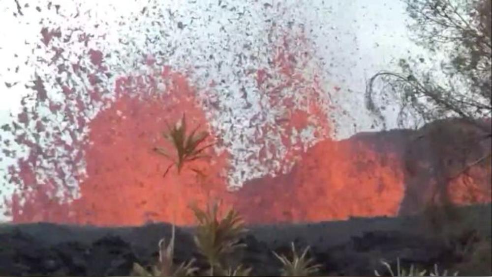 VULKAN JE RAJSKO OSTRVO PRETVORIO U PAKAO: Erupcija traje 7 dana, a sada je na putu lave OPASNA ZGRADA! Ako je ne evakuišu doći će do TROVANJA (VIDEO)