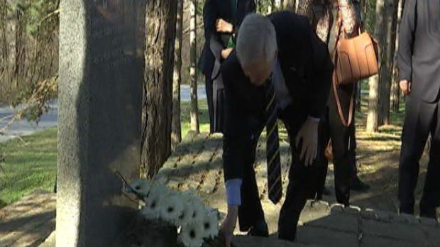 Valjevo: Ambasador SAD položio cveće na grob dr Kuka 
