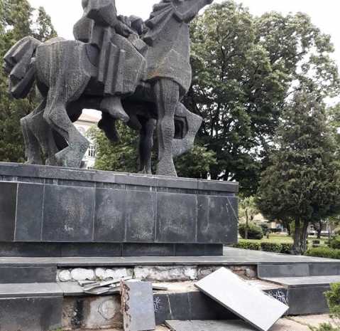 Vandali oskrnavili spomenik kod Učiteljskog fakulteta