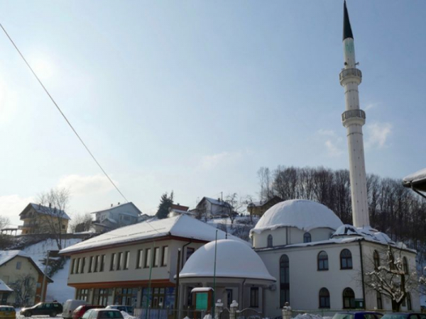 Vandalizam: Pivskim flašama gađali i oštetili džamiju u u Kiseljaku