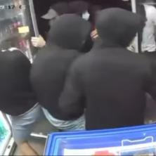 Vandalizam u beogradskoj opštini Mirijevo: Mladići s kapuljačama i maskama ukrali piće iz frižidera (VIDEO)