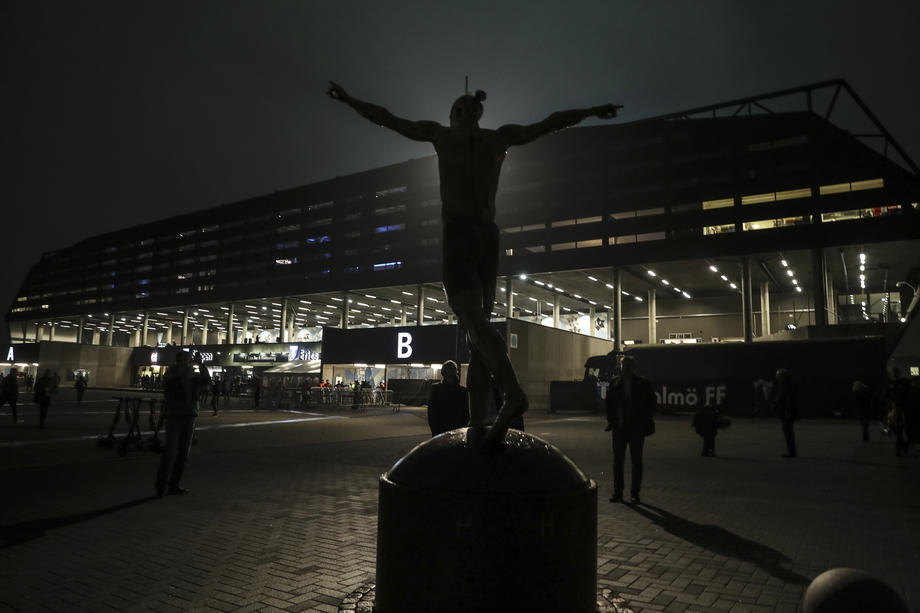 Oskrnavljena statua Ibrahimovića u Malmeu