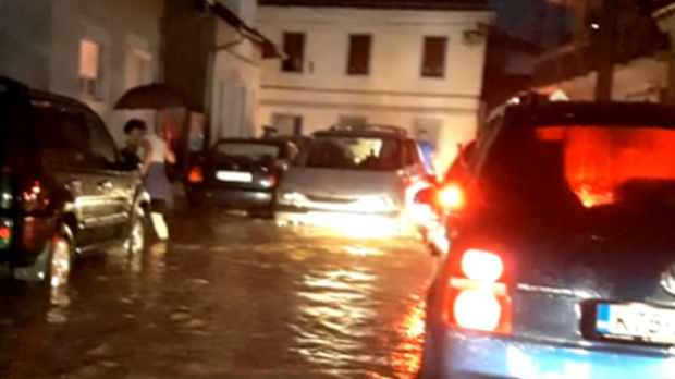 Vanredna situacija u Kostajnici, potopnjene ulice, prete klizišta