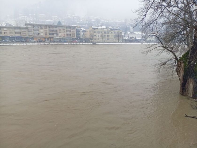 Vanredna situacija u Prijepolju zbog izlivanja Lima: Jedna porodica već evakuisana iz svoje kuće
