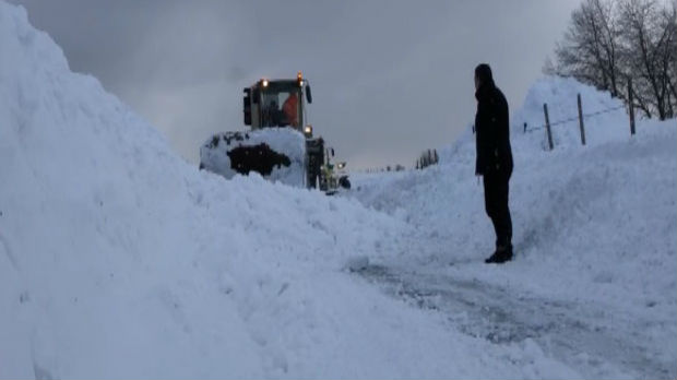 Vanredna situacija u više opština: Probijanje snežnih nanosa i evakuacija ugroženih, snimci borbe sa surovom prirodom