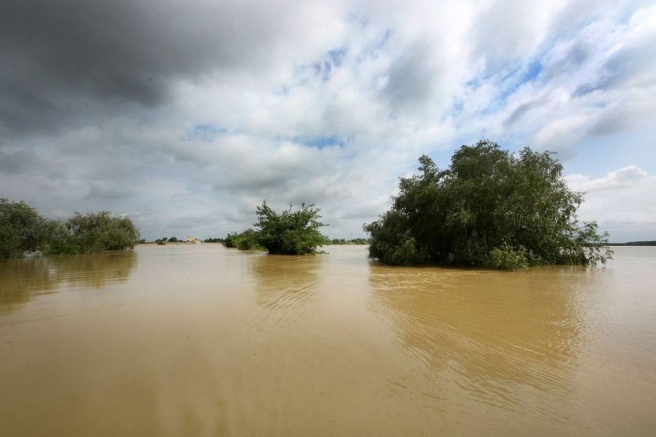 Vanredna situacija u 14 opština, poplavljeno na stotine kuća, srušeni mostovi, evakuacija...(FOTO, VIDEO)