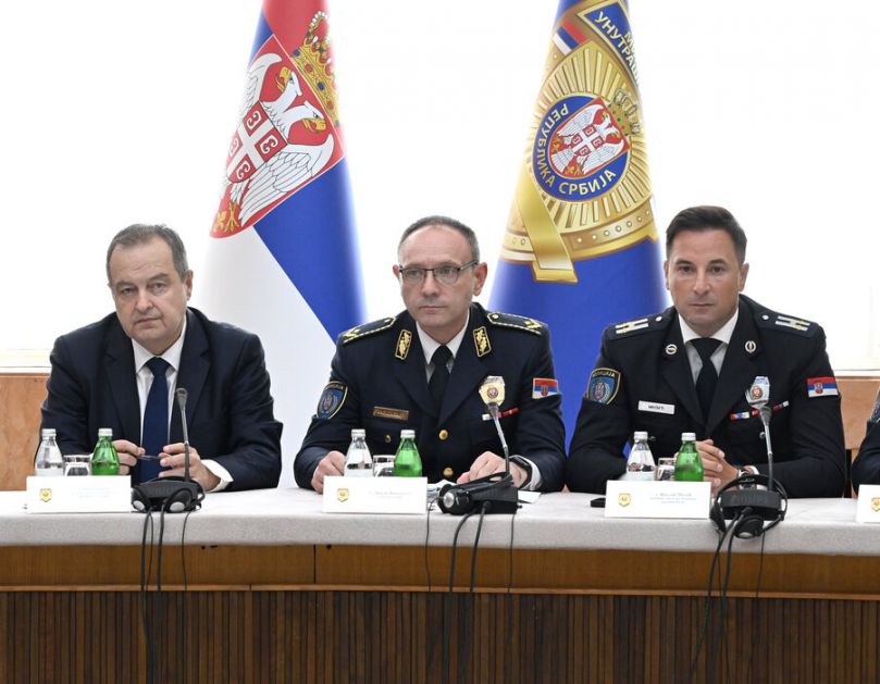 Vasiljević: Policija minimalno intervenisala ispred prostorija SNS, sprečeni sukobi
