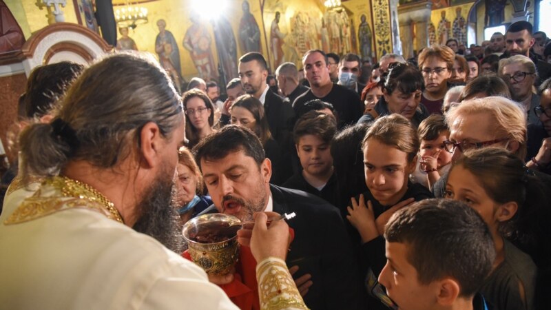 Vaskrs u Crnoj Gori: Pričešće vjernika  jednom kašičicom