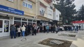 Vaspitači i radnici predškolskih ustanova ispred Poštanske štedionice u Leposaviću