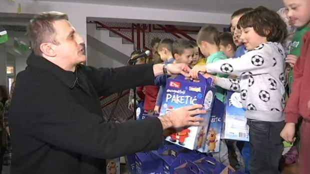 Vaterpolo savez Srbije uručio 1.200 paketića deci sa KiM