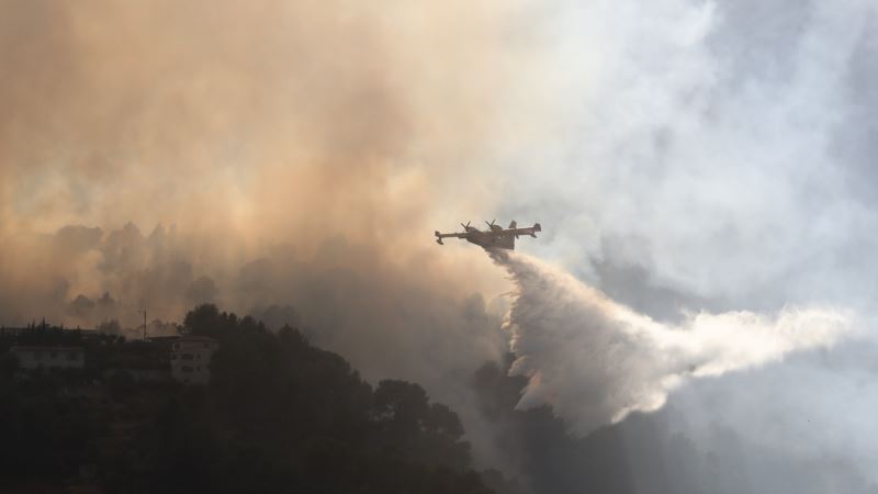 Vatra progutala 2.000 hektara šume u Francuskoj