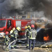 Vatra progutala butik u Rakovici: Vatrogasci seku rešetke brusilicom da priđu objektu