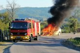 Vatra progutala ceo automobil: Vatrogasci sprečili dalje širenje