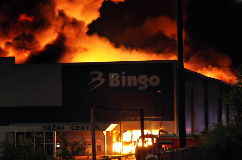 Vatra progutala tržni centar u Mostaru: Potpuno izgoreo, ljudi u šoku (FOTO)