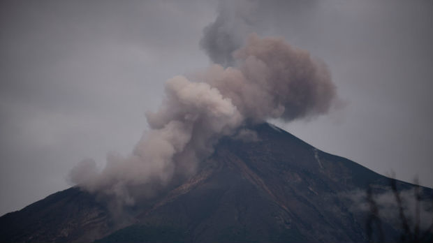 Vatreni vulkan ponovo izbacuje pepeo, poziv za evakuaciju