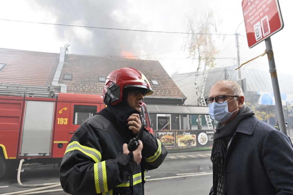 Vatrogasci raščišćavaju urušeni objekat u Obrenovcu