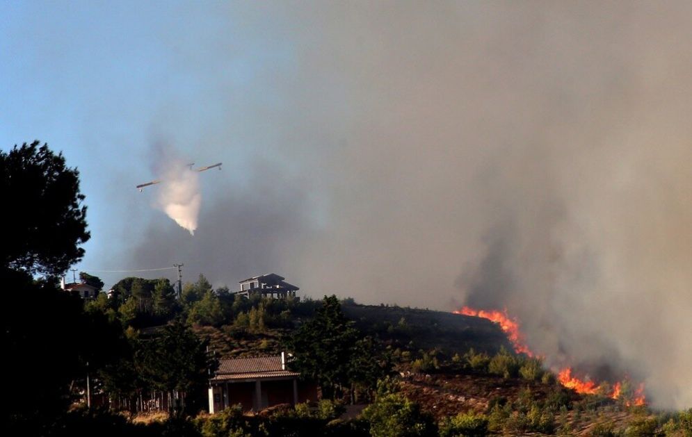 Vatrogasci se bore sa više požara na grčkom ostrvu Tasos