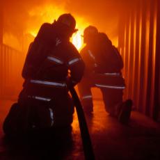 Vatrogasci se muče sa vatrom, vetar se pojačava: Požar kod Podgorice
