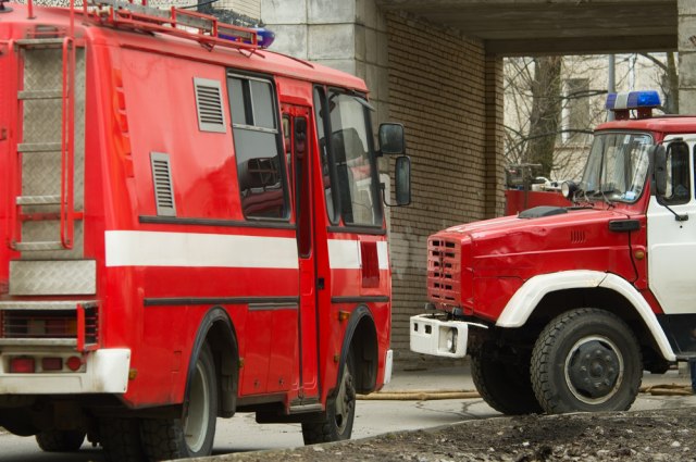 Vatrogasci u Borči spasli jednu osobu iz požara