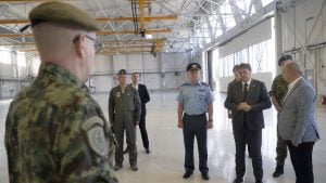 „Važan korak ka unapređenju vojne infrastrukture“: Gašić obišao novoizgrađeni hangar na vojnom aerodromu „Morava“ u Kraljevu (FOTO)