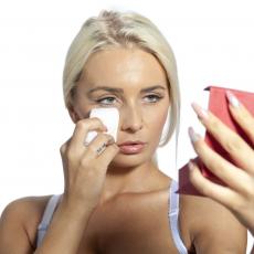 Većina žena GREŠI U POKRIVANJU PODOČNJAKA šminkom: REDOSLED JE KLJUČAN, a obično se zanemaruje