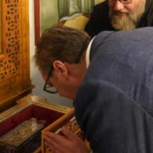 Večno zahvalan kosovskim mučenicima, Srbija nije šaka zobi Vučić prisustvovao večernjoj službi u crkvi Lazarici (FOTO)