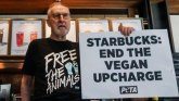 Vegani i životna sredina: Glumac Džejms Kromvel zalepio ruku na pult u Starbaksu